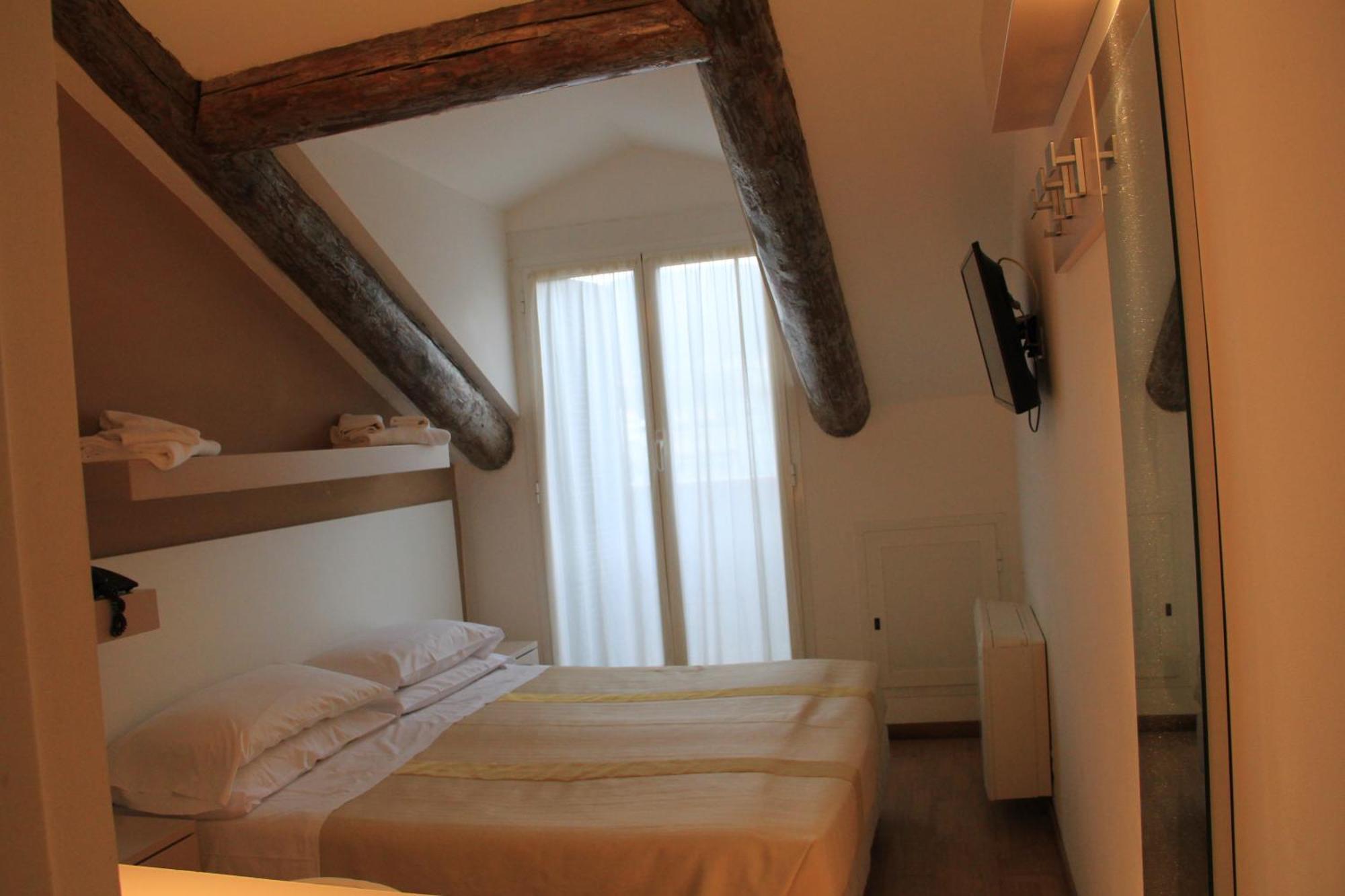 Hotel Melograno Spotorno Buitenkant foto