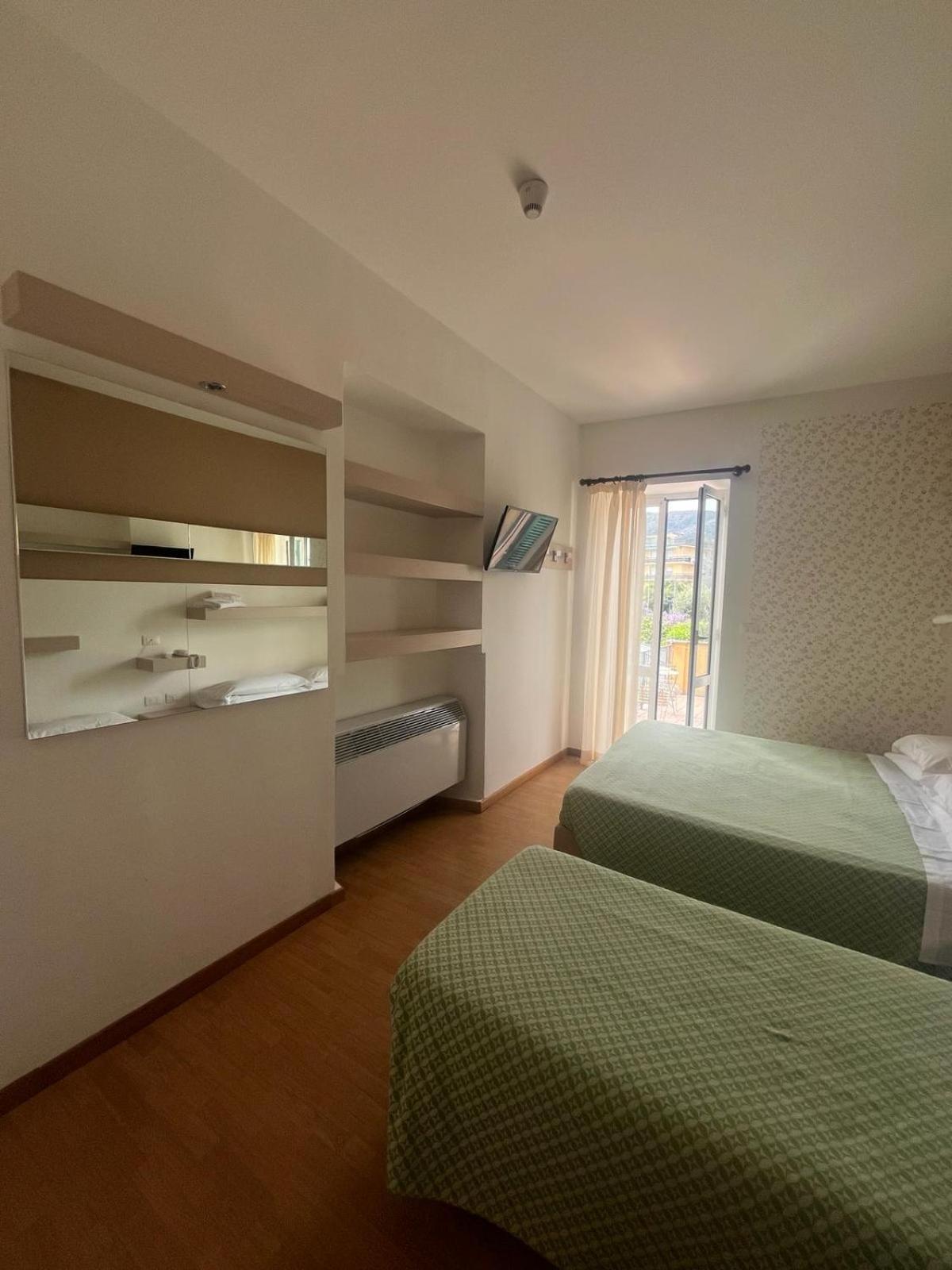 Hotel Melograno Spotorno Buitenkant foto