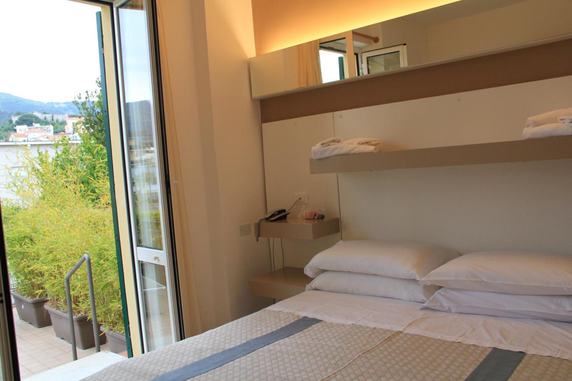 Hotel Melograno Spotorno Buitenkant foto