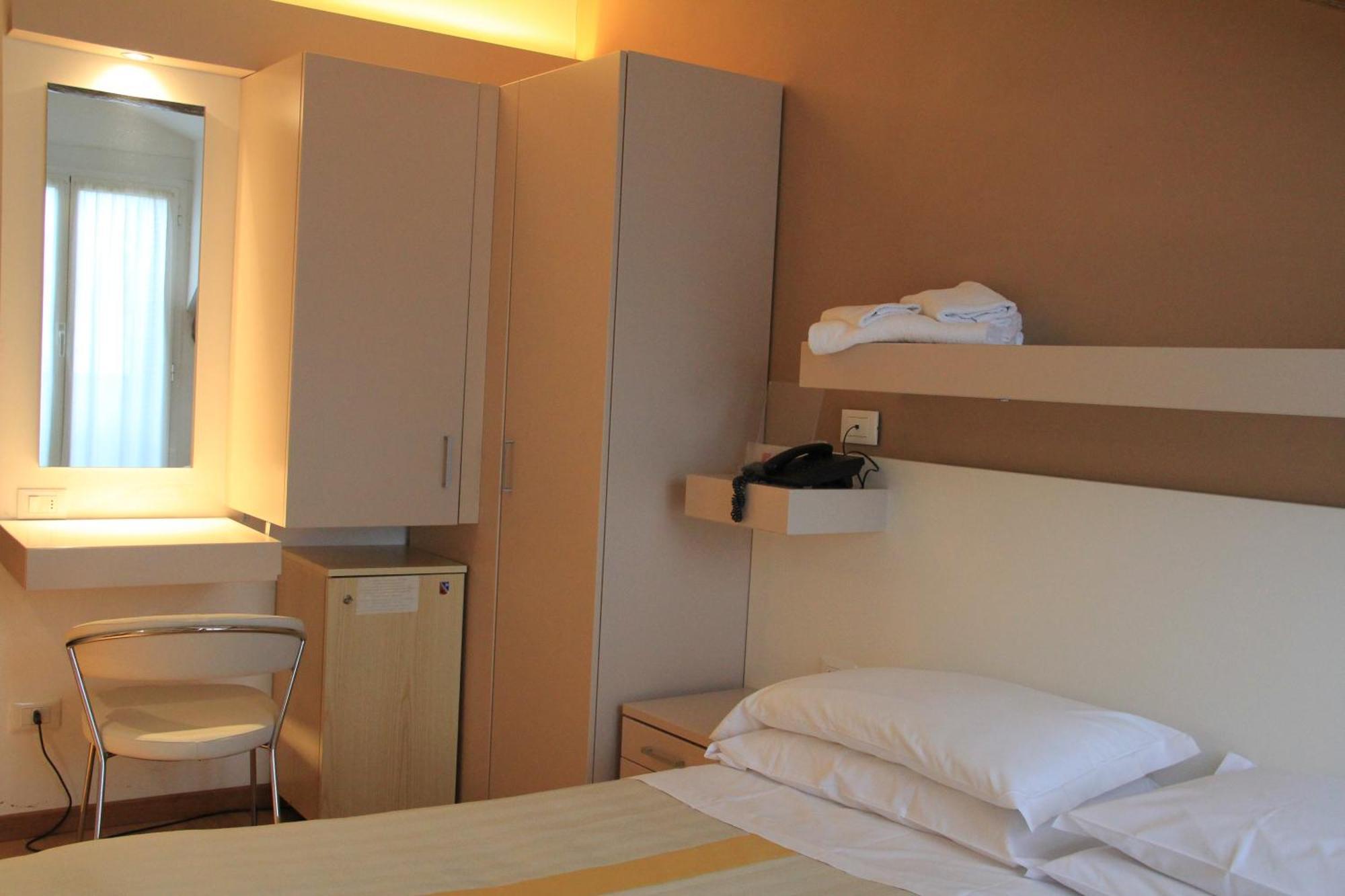 Hotel Melograno Spotorno Buitenkant foto